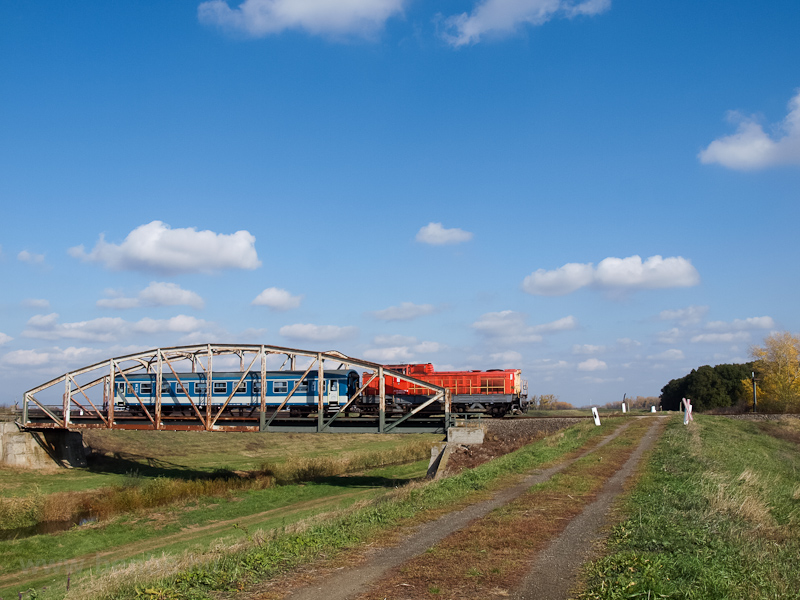 The MV-TR 408 235 seen between Jszrokszlls and Jszdzsa photo