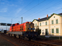 The MÁV-TR 408 235 seen at Újszász station