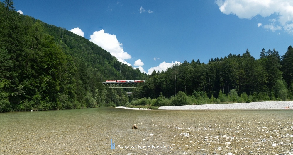 A class 1142 locomotive with a CityShuttle train at the untere Teichlbrcke photo