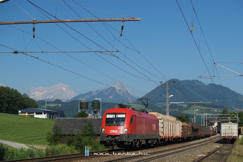 1016 006-7 tehervonattal áll félre Windischgarstenben fotó