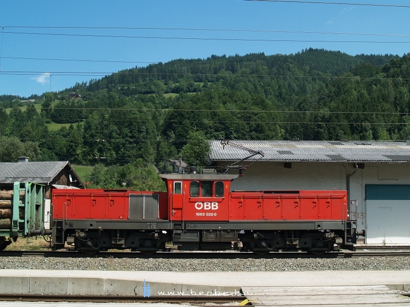 Legalább volt időm alaposan körbefényképezni. kép Az ÖBB 1063 020-0 oldalnézete fotó