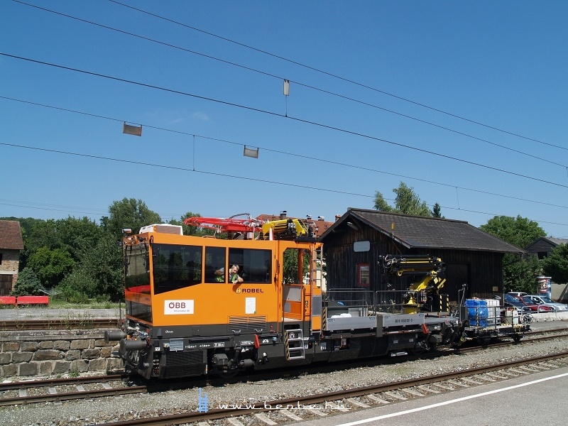 Felsővezetkszerelő jrmű Kematen an der Krems lloms raktra előtt fot