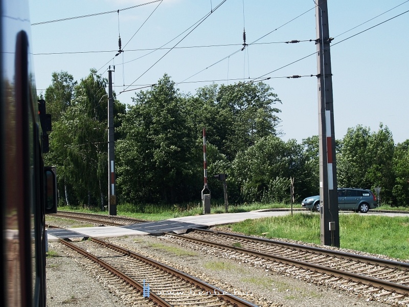 Az osztrákok annyira bíznak az Indusiban és a jól, célra fékező mozdonyvezetőben, hogy a peronnál megálló személyvonat előtt még nem csukódik le a sorompó, csak az utascsere végeztével, közvetlenül indulás előtt. kép Álló sorompóval fogad a korábbi keresztezőállomás Rohr-Bad Hall fotó