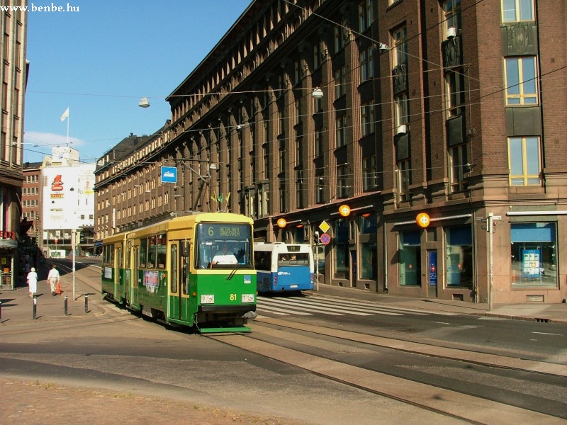 Nr II. villamos érkezik a Rautatientorira. Balra a deltavágányt már csak a Koff kocsmavillamos használja. fotó
