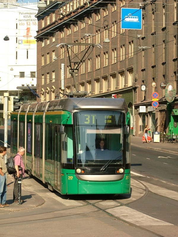 AdTranz Variotram villamos rkezik a Rautatientorira. Balra a deltavgnyt mr csak a Koff kocsmavillamos hasznlja. fot