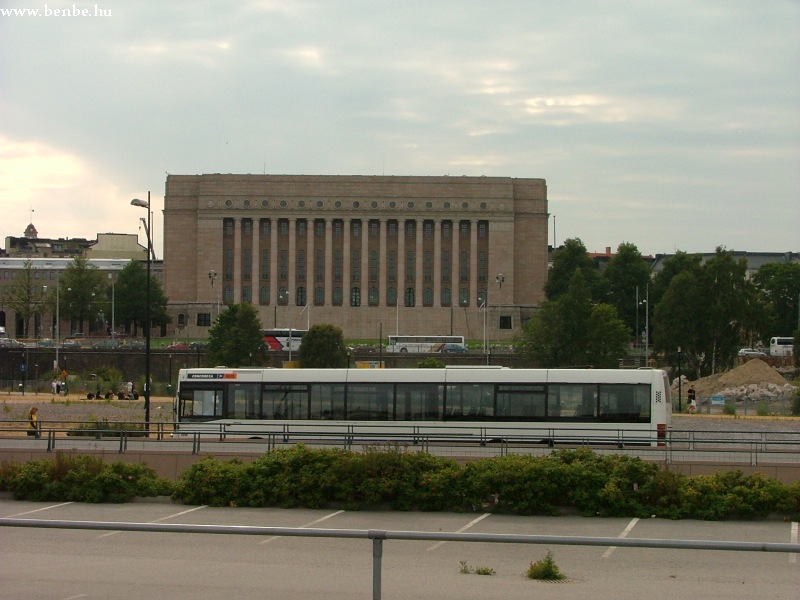 EAG buszok Helsinki fplyaudvarnl , a httrben a parlament fot