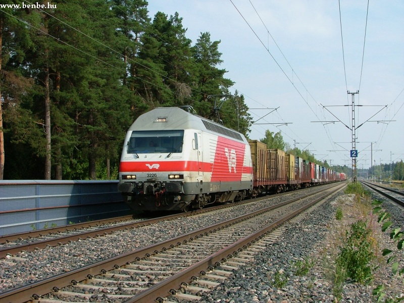 A freight train with an Sr2 near Hiekkaharju photo