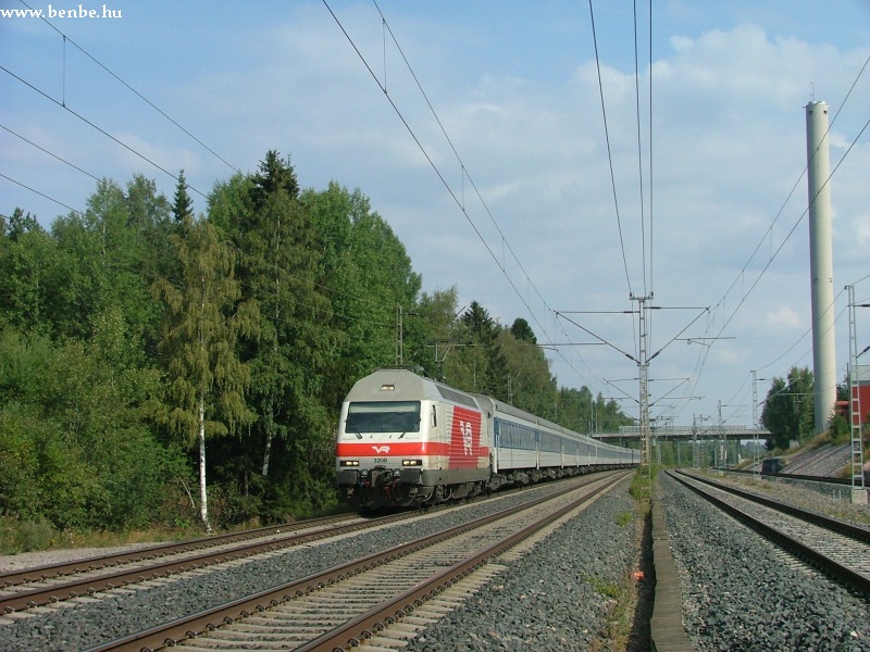 An Sr2-headed international train between Hiekkaharju and Koivukyl photo