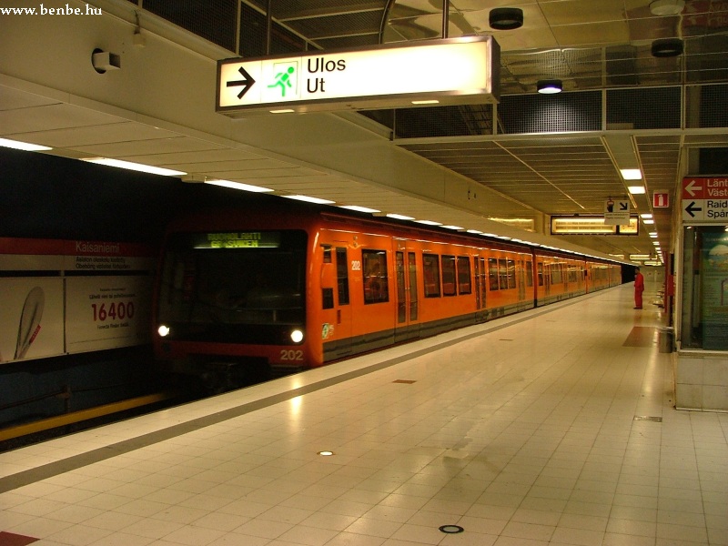 A 202 szm Bombardier metrszerelvny Kajsaniemi metrllomson Helsinkiben fot