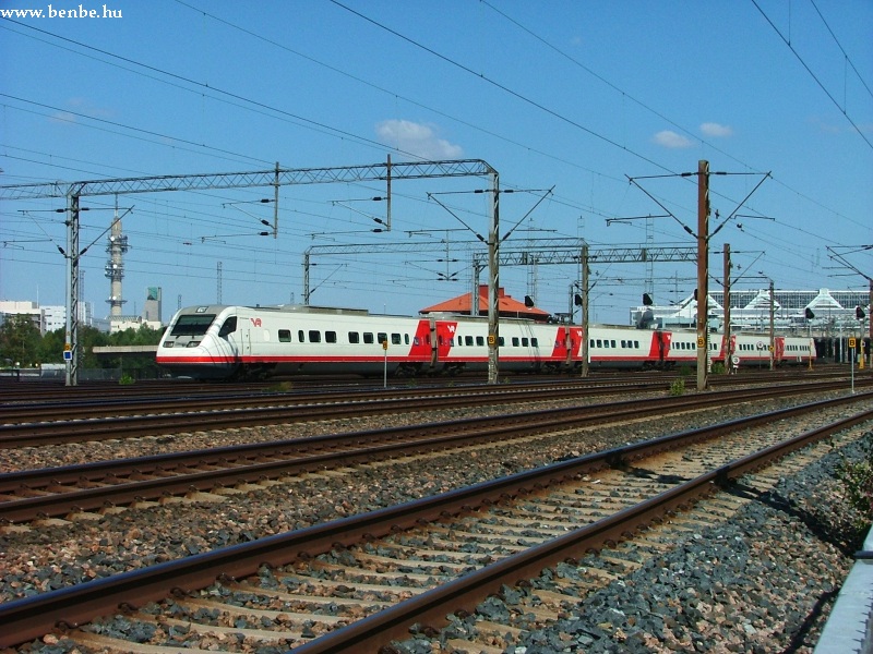 Természetesen a szükséges ki-be tologatós játék mellett a rendes forgalmat is le kell bonyolÃtani. kép Pendolino gördül ki Pasila megállóból fotó