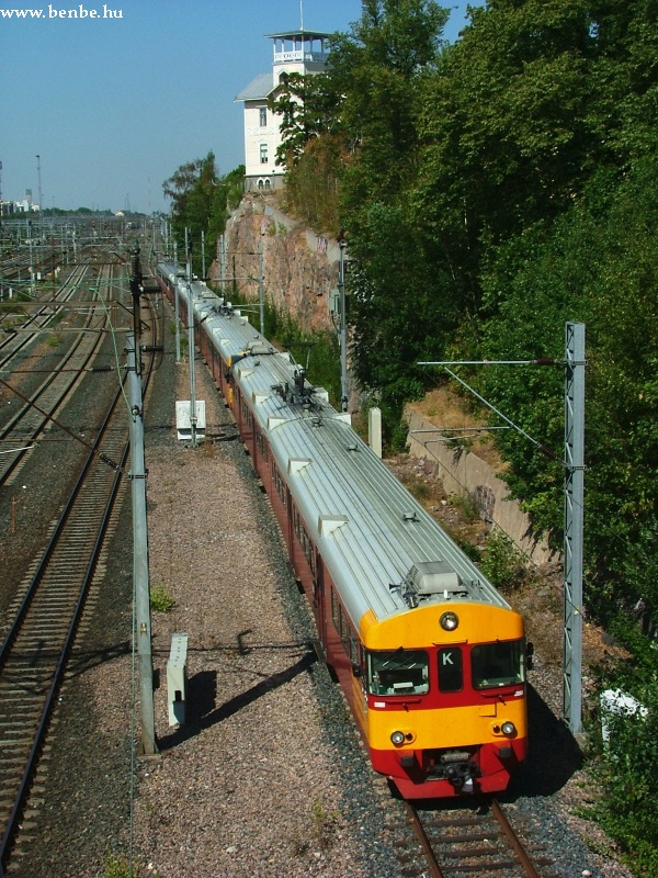 Fel nem jtott s feljtott Sm2-esekbl ll vonat hz el a villa alatt Helsinkiben fot