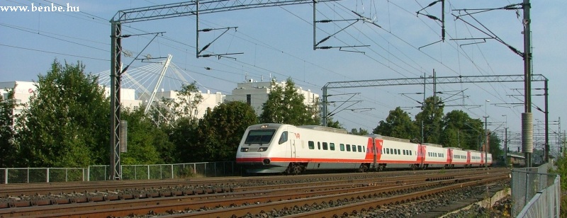 kép Pár perccel később egy S220 Pendolino is áthalad Tikkurila állomáson fotó