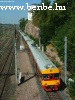 Fel nem jtott s feljtott Sm2-esekbl ll vonat hz el a villa alatt Helsinkiben