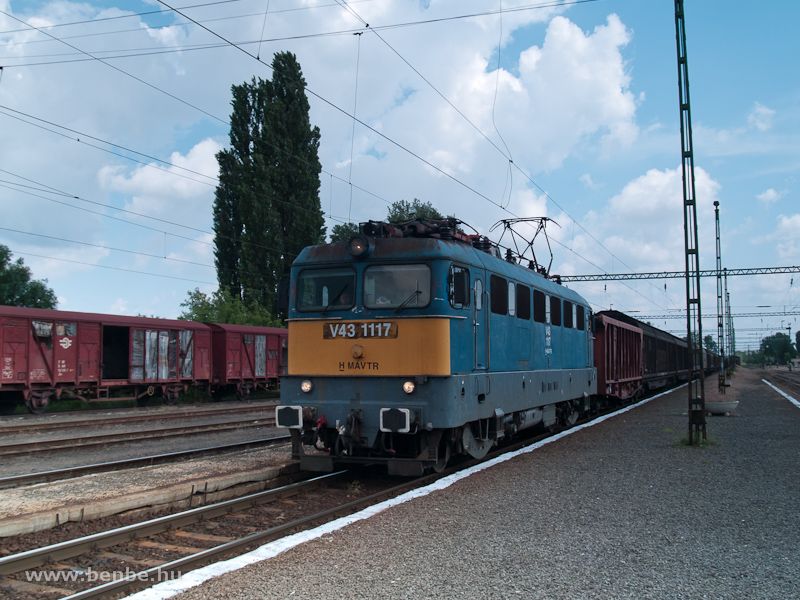 V43 1117 tehervonattal Kiskőrsn fot