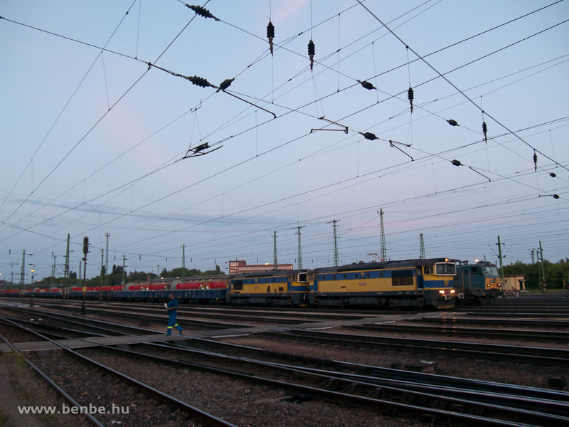 AWT locomotives with 753 704-6 on the lead at Ferencvros station photo