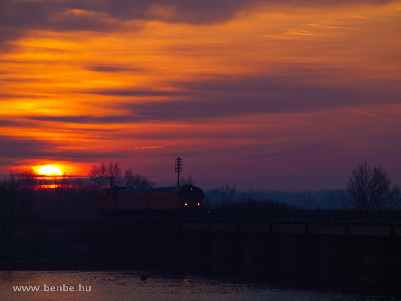 An MDmot multiple unit with the Btx 019 driving trailer on the lead on the embankment on the Tisza-lake between Tiszafred and Poroszl at dawn photo