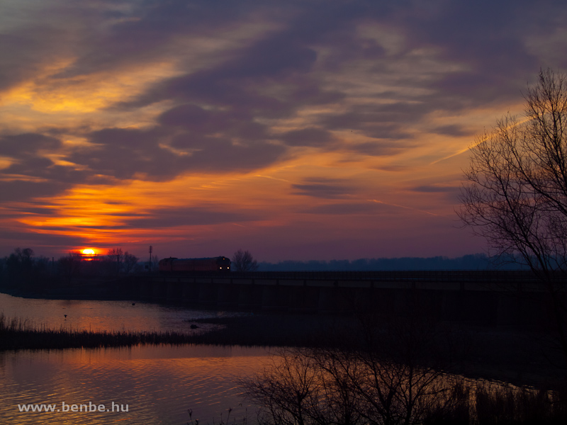 An MDmot multiple unit with the Btx 019 driving trailer on the lead on the embankment on the Tisza-lake between Tiszafred and Poroszl at dawn photo