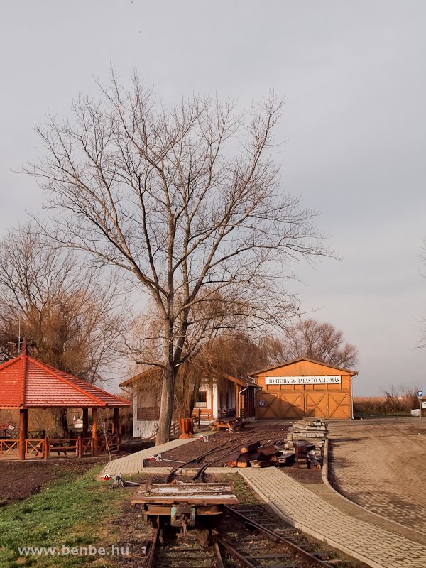 A Hortobgy-halastavi kisvast fűtőhza a MV megllja mellett fot