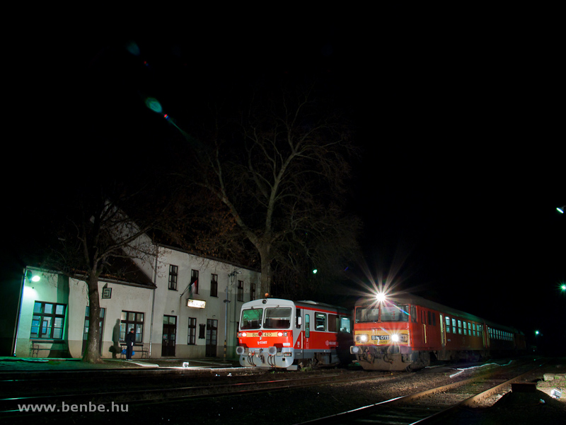 The Btx 011 driving trailer and the Bzmot 420 InterPici railcar at Tiszalk station photo