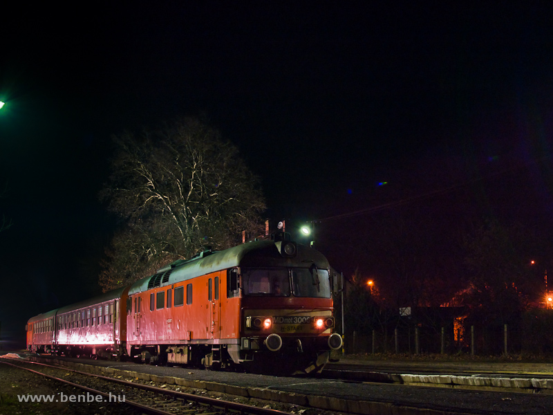 The MDmot 3006 and the Bzmot 420 InterPici railcar at Tiszalk station photo