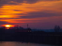 Btx 019 vezette MDmot motorvonat a Tisza-tavon napkeltekor, Tiszafüred és Poroszló között
