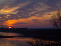 An MDmot multiple unit with the Btx 019 driving trailer on the lead on the embankment on the Tisza-lake between Tiszafred and Poroszl at dawn