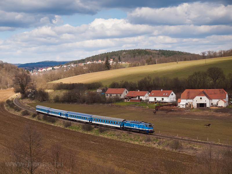 The ČD 750 712-2 seen between Tetčice and Omice photo