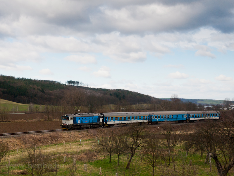 The ČD 750 711-4 seen between Hradčovice and Havřice photo