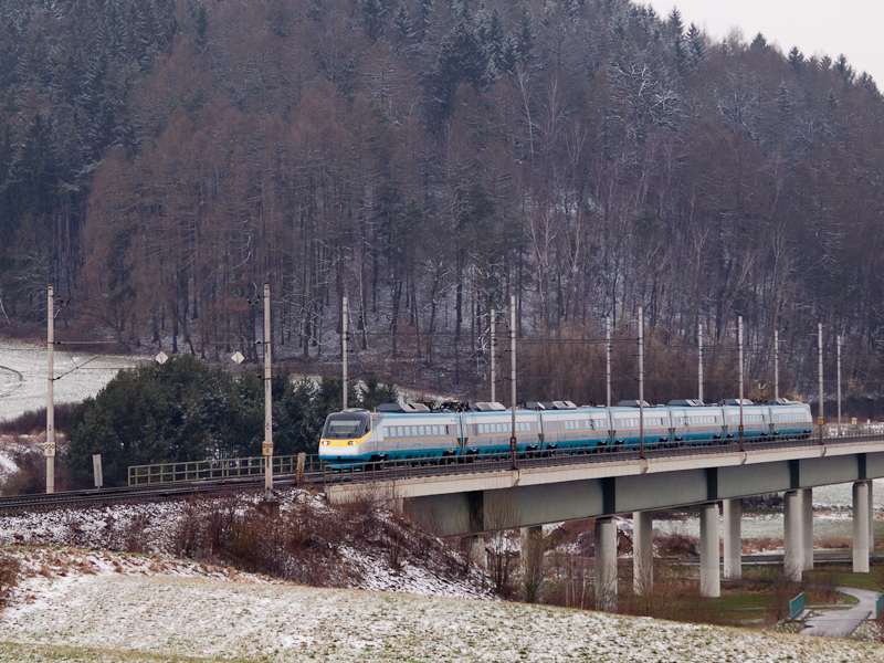 The ČD 681 003-0 Pendolino seen between Dlouh Třebov and Česka Třebov photo