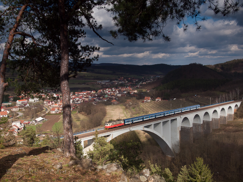 Egy ismeretlen ČD 242 Tišnov s Doln Loučky kztt a viadukton fot