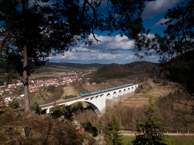 Egy ismeretlen ČD 363 gyorsvonattal Tišnov s Doln Loučky kztt a viadukton fot