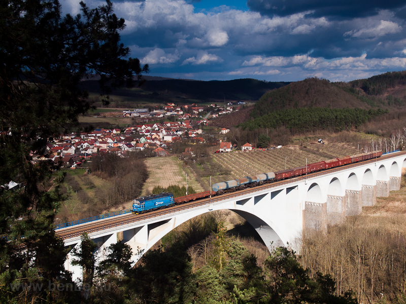 A ČD Cargo 230 088-7 Tišnov s Doln Loučky kztt a hres viadukton gurul t egy vegyes tehervonattal fot