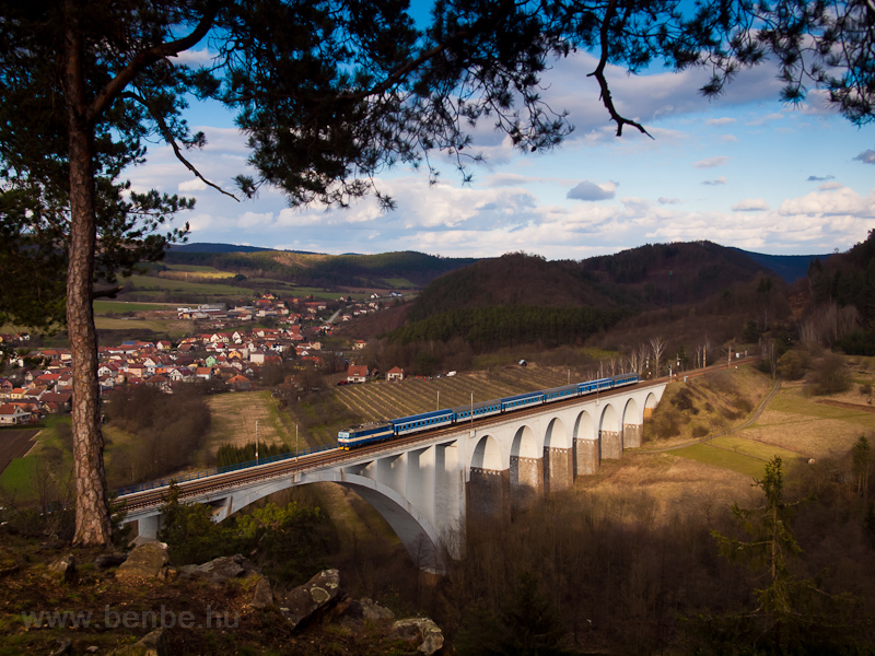 Egy ismeretlen ČD 363 gyorsvonattal Tišnov s Doln Loučky kztt a viadukton fot