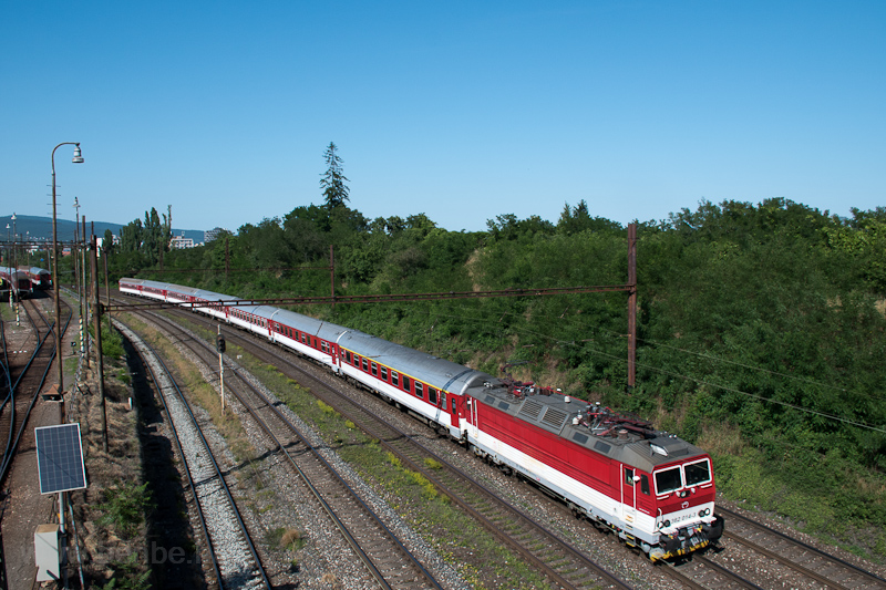 Az Ász egy besztercebányai gyorsvonattal érkezett. Sajnos fölszabadult a Pozsony-Kassáról annyi Ász, hogy már nincs szükség a kép A ŽSSK 362 014-3 Bratislava-Vinohrady és Pozsony (Bratislava hlavná stanica, Szlovákia) között fotó