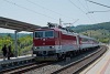 A ŽSSK 362 025-9 Bratislava-Vinohrady megállóhelyen egy besztercebányai gyorsvonattal