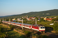 A ŽSSK 350 004-8 pályaszámú Gorilla mozdonya Bazin megálló és Bazin között