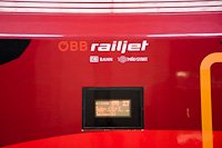 Az ÖBB 80-90 704 pályaszámú Railjet vezérlőkocsi Budapest-Keleti pályaudvaron