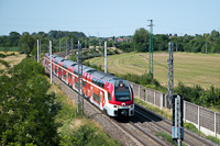 A ŽSSK 561 601-6 emeletes Stadler KISS egy Pozsony-Zsolna REX <q>Považan</q> járatként Nagyszombat és Bucsány között