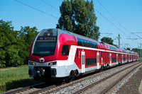 A ŽSSK 561 101-7 pályaszámú Stadler KISS emeletes motorvonat egy REX Považan Zsolna-Pozsony járattal Lipótvár és Bucsány között