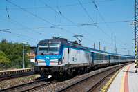 A ČD 193 963-6 Bratislava-Vinohrady megállóhelyen egy Metropolitan Prága-Budapest gyorsvonattal