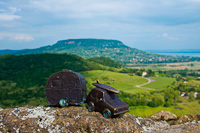 A szigligeti vár Klodoko mini-szobra, a VW Golf és a lakókocsi
