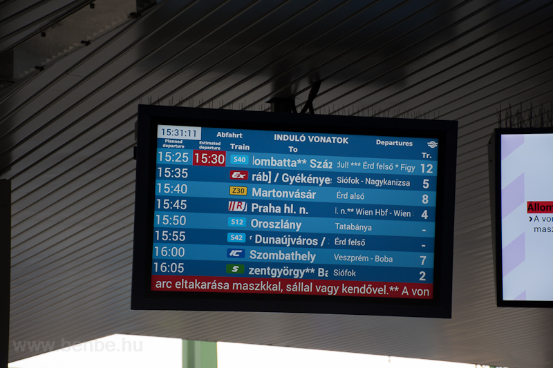 Az első Budapest - Bcs - Prga (Budapest-Dli - Wien Hauptbahnhof - Praha hlavn ndraž), magnvasti zemeltetsű, szemlyszllt RegioJet vonat kirsa a Dli plyaudvaron fot