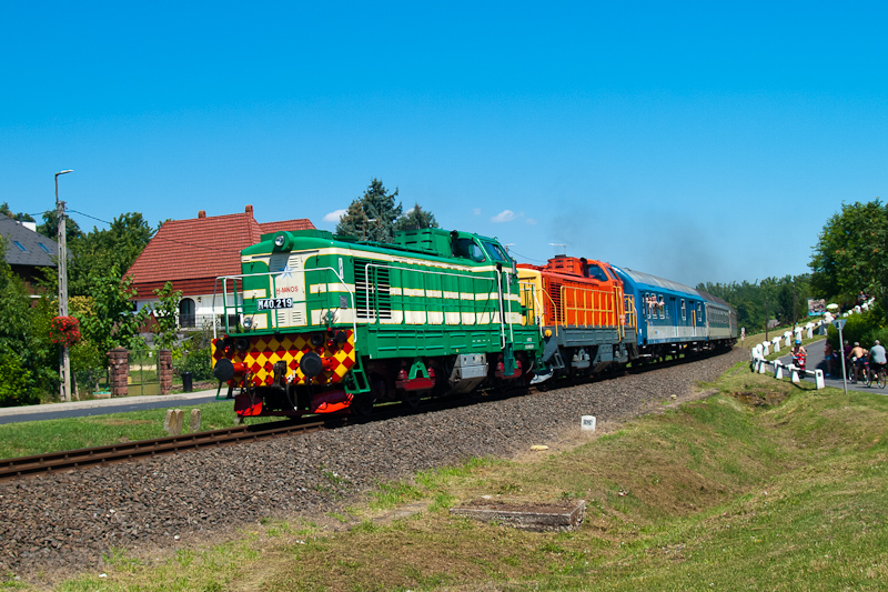 The MV-Nosztalgia kft. M40 219 seen between brahmhegy and Badacsonyrs photo