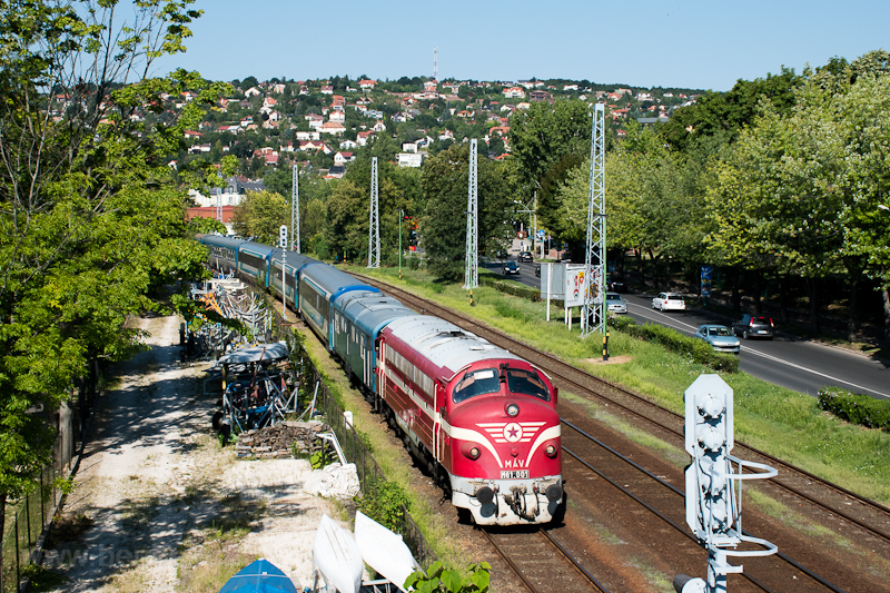 A MV-Nosztalgia kft. M61 001 Balatonalmdi llomson fot