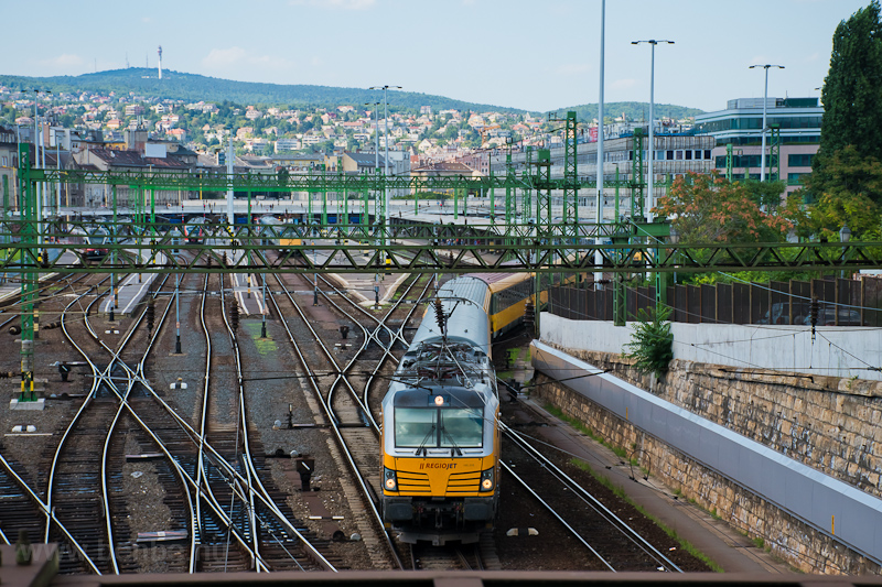 Az első Budapest - Bcs - Prga (Budapest-Dli - Wien Hauptbahnhof - Praha hlavn ndraž), magnvasti zemeltetsű, szemlyszllt RegioJet vonat a Dli plyaudvaron, a vonmozdony a 193 226 plyaszm Vectron, amit 2016 ta brel a RegioJet az ELL - European Locomotive Leasing vontatjrmű-szolgltattl fot