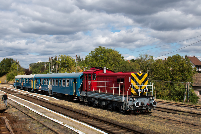 A MÁV-HÉV M44 517 Diósjen