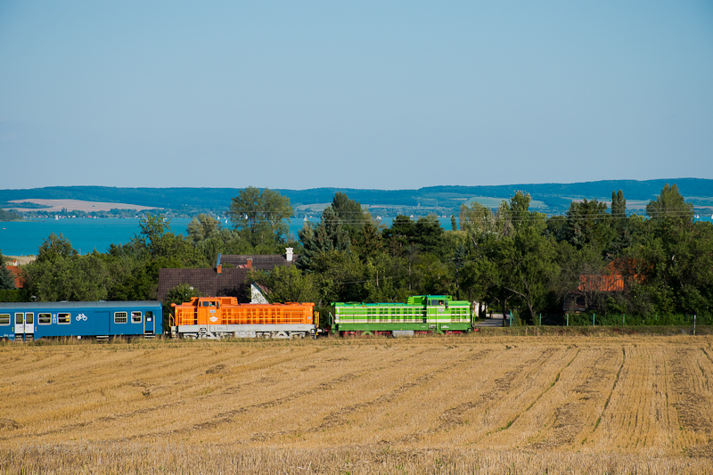 The MV M40,114 and M40,209 seen between Aszfő and rvnyes photo