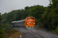 A MÁV M61 019-es Nohab hatol át a pályából kigőzölgő párafüggönyön Zánkafürdő és Balatonakali-Dörgicse között