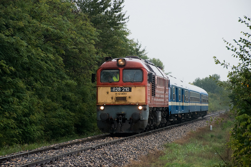 A MÁV-Start 628 210 Nagypeterd és Szigetvár között vékonycsíkos gyorsvonattal a Pécsi Retróhétvégén fotó