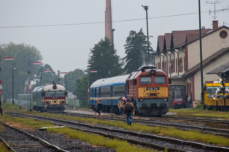 A MÁV-Rail Tours MDa 3017 és a 628 210 Szigetvár állomáson fotó
